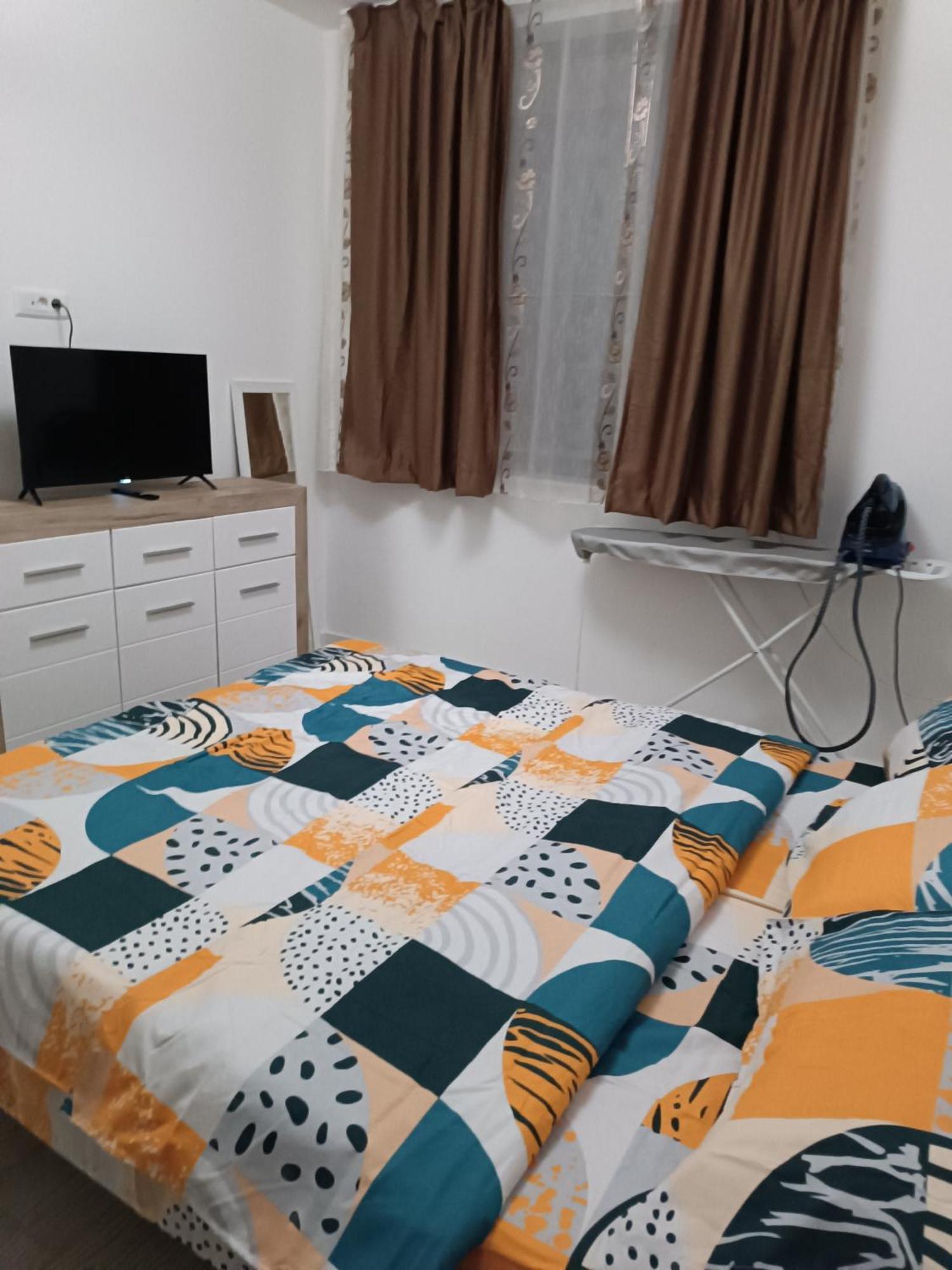 Apartament 2 Camere, Bloc Nou, Langa Promenada Moll, Capacitate 4 Persoane Крайова Екстериор снимка